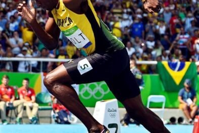alt="Usain Bolt smiling before 100m sprint"