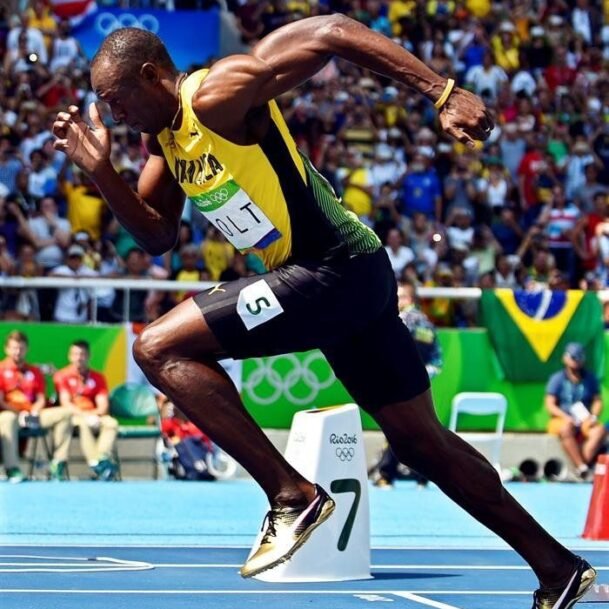 alt="Usain Bolt smiling before 100m sprint"