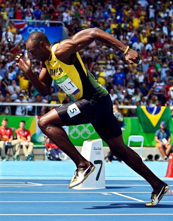 alt="Usain Bolt smiling before 100m sprint"